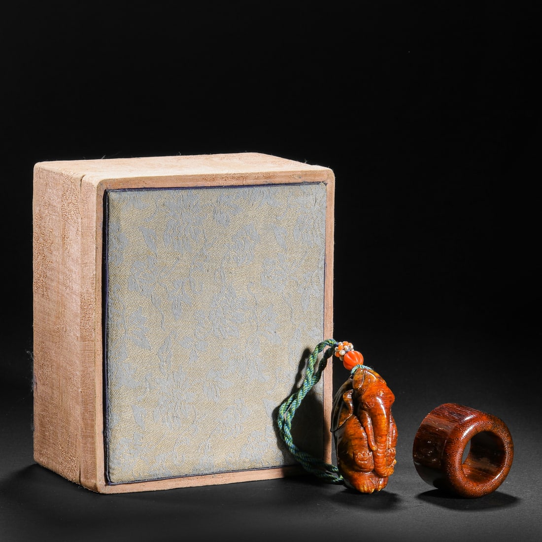 Qing Dynasty horn hand-held pieces and thumb rings (1 of 9)