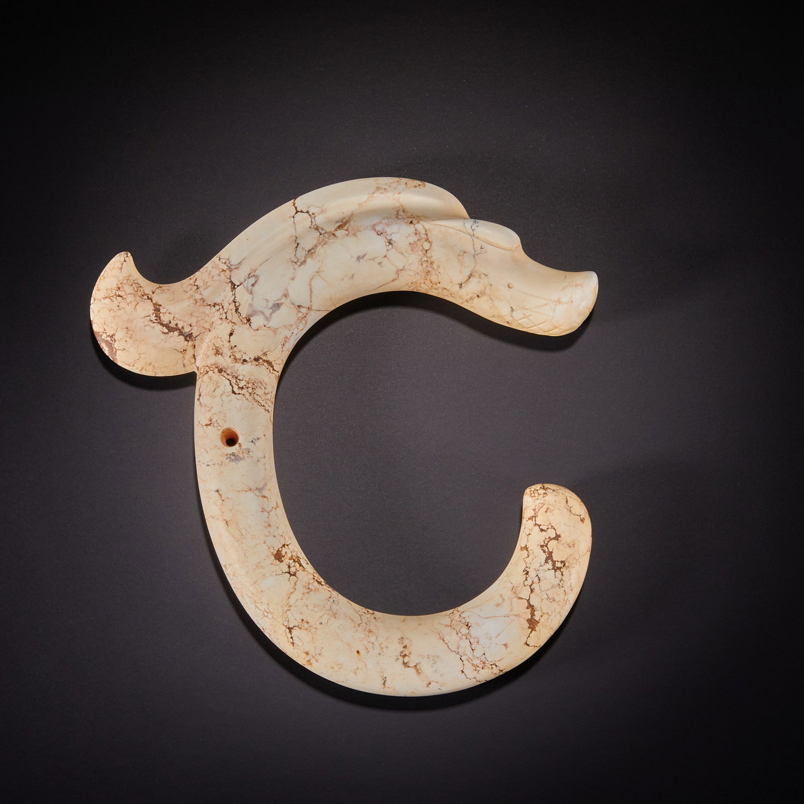 Chicken bone white C-shaped dragon before the Ming Dynasty: 584Chicken bone white C-shaped dragon before the Ming Dynasty