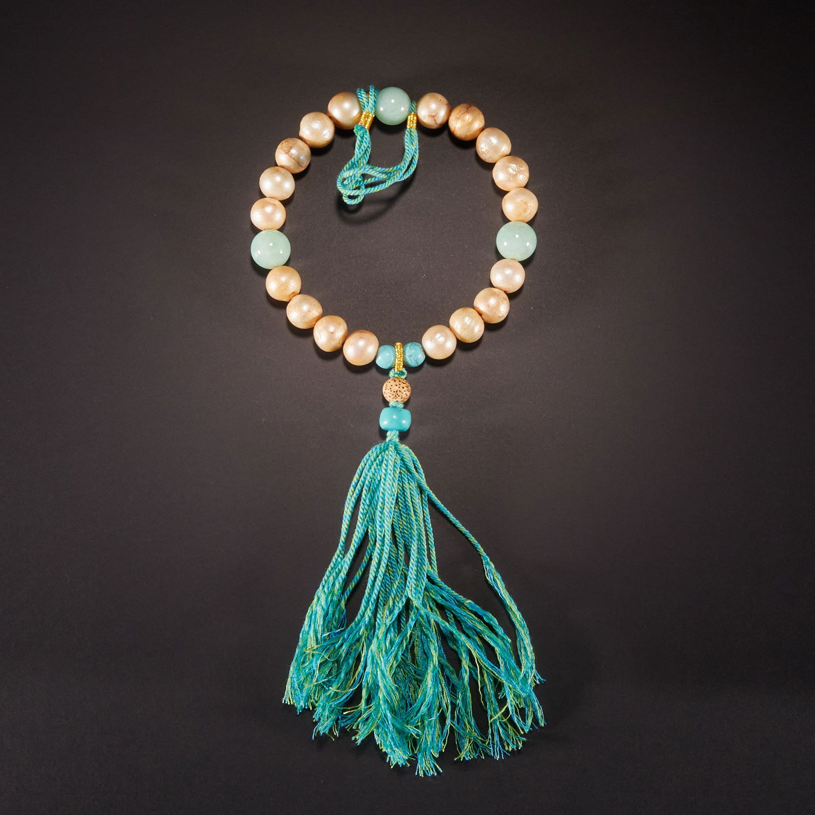 Eighteen pearl hand-held: 593Eighteen pearl hand-held