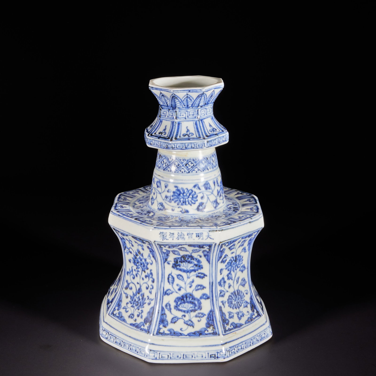 Ming Dynasty, blue and white pendant lamp: Ming Dynasty, blue and white pendant lampH:27.5cm W:19cm