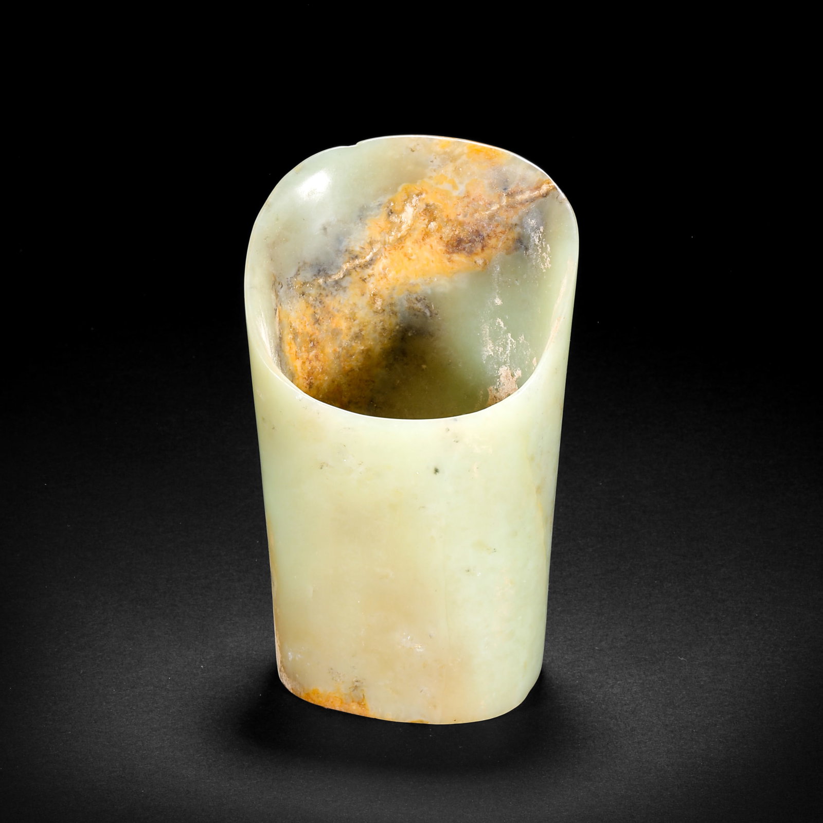 A jade horseshoe tube made before the Ming Dynasty: A jade horseshoe tube made before the Ming DynastyH12.5cm W7cm Weight282g