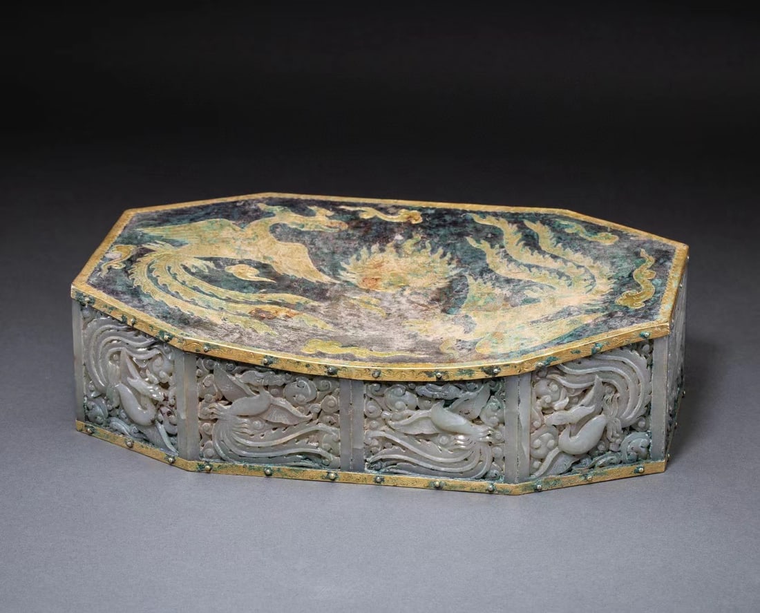 Bronze gilded pillows with Hetian jade inlaid before the Ming Dynasty: Bronze gilded pillows with Hetian jade inlaid before the Ming DynastyH7.5cm W28cm Weight1439g