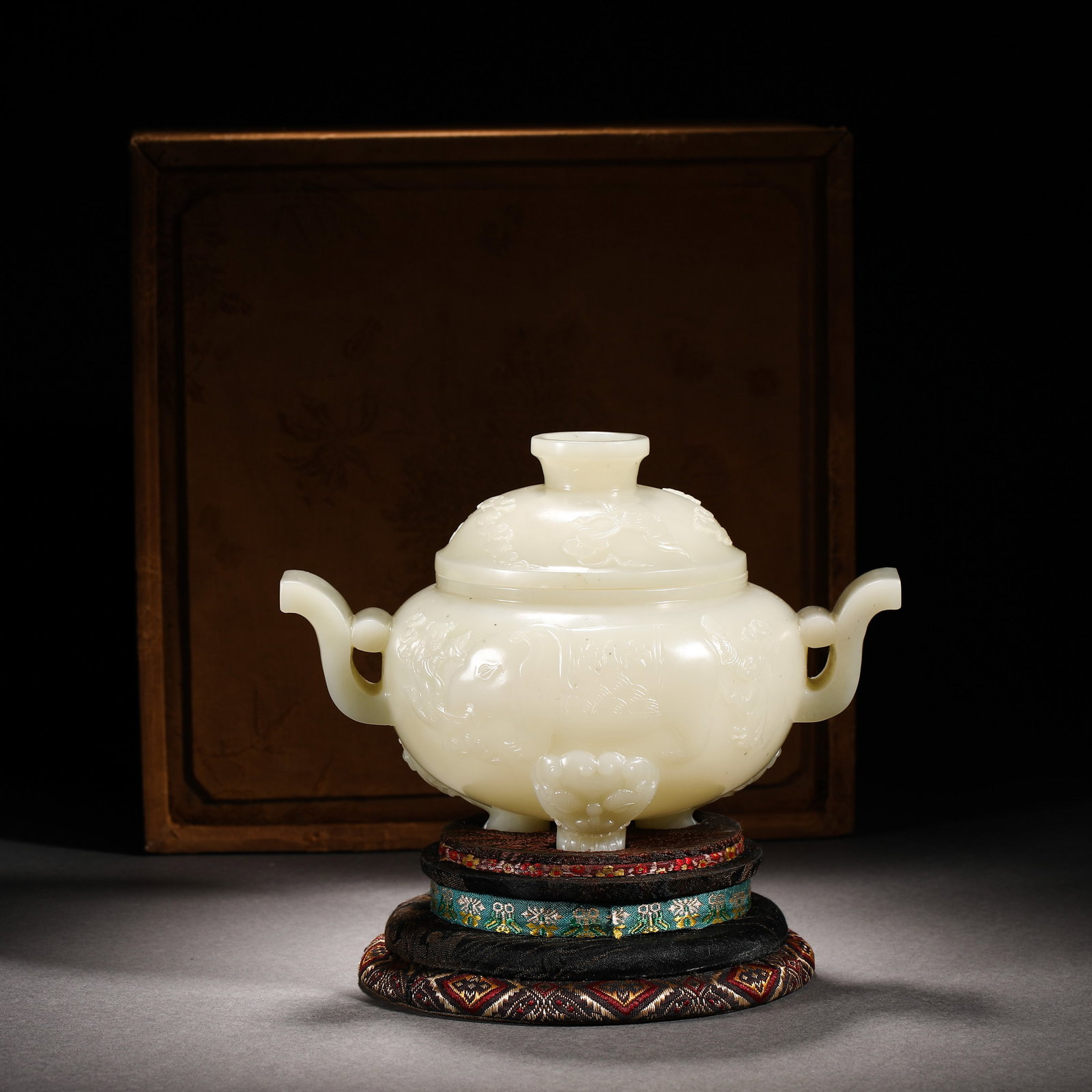 Qing Dynasty Hetian jade beast head double-eared furnace (1 of 11)