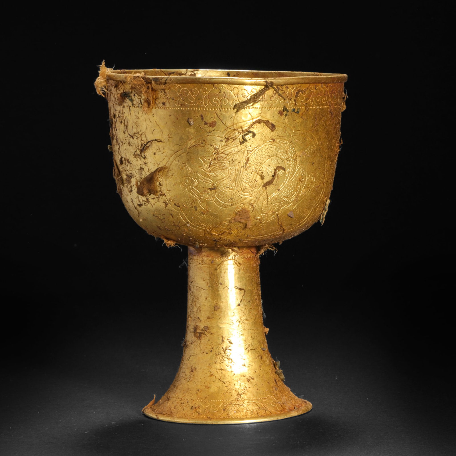 A high-footed cup made of gold with dragon patterns before the Ming Dynasty: A high-footed cup made of gold with dragon patterns before the Ming DynastyH12.5cm W9cm Weight190g