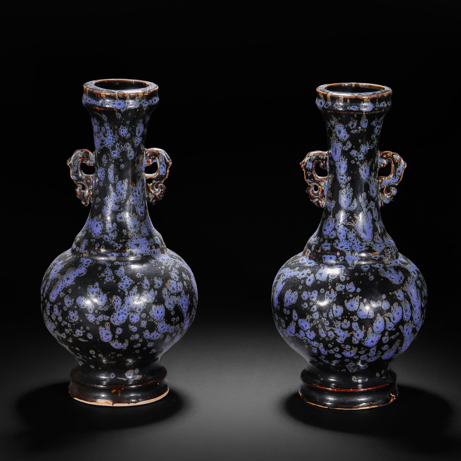 A double-eared ornamental vase with blue glaze sprinkled on a black ground before the Ming Dynasty (1 of 13)