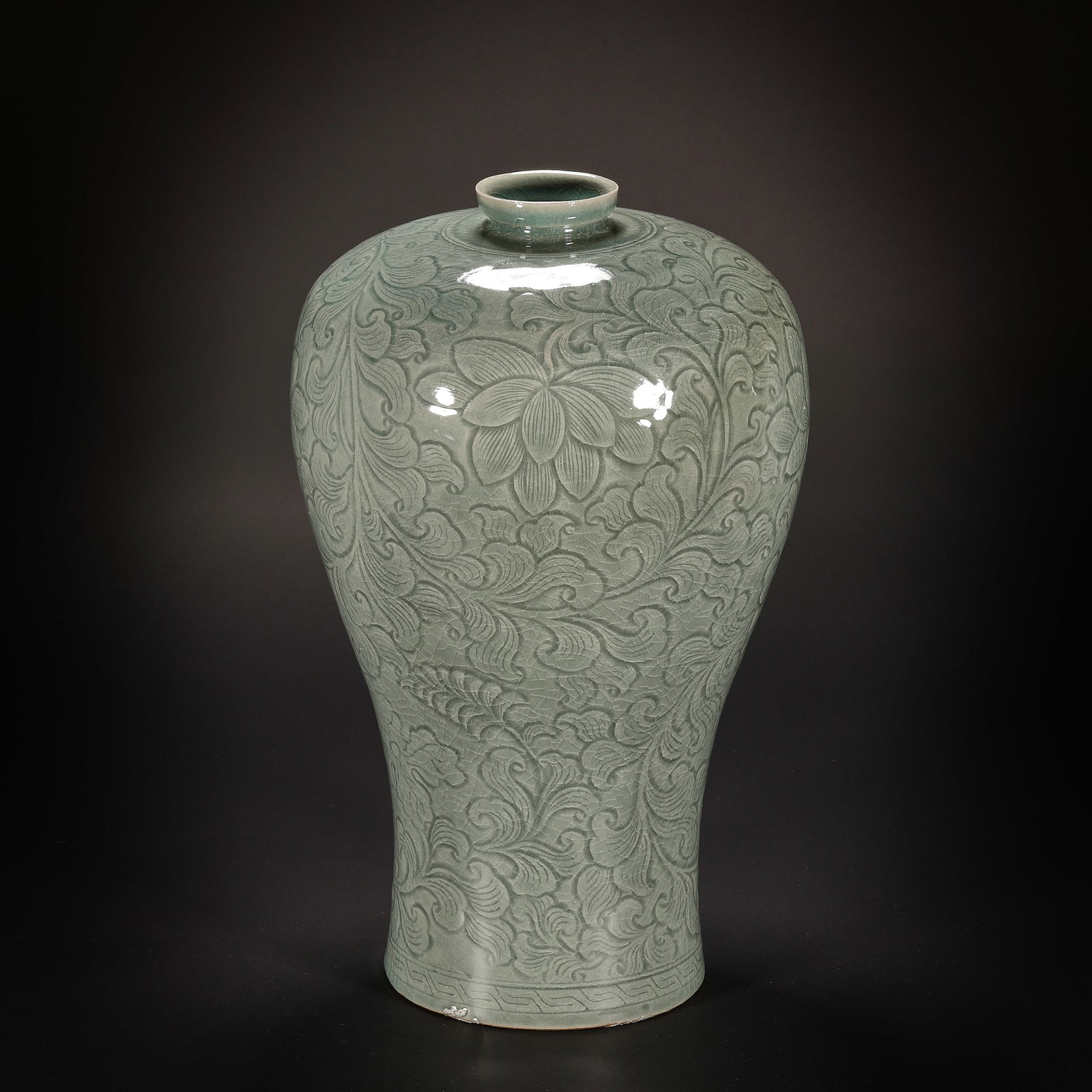 A flower-patterned plum vase from Goryeo porcelain before the Ming Dynasty (1 of 12)