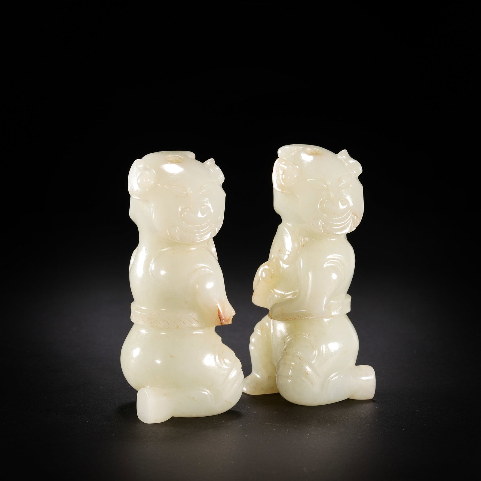 A pair of Hetian jade kneeling and sitting figures before the Ming Dynasty (1 of 11)