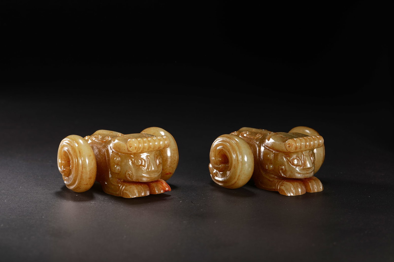 A pair of jade beasts from Hotan before the Ming Dynasty: A pair of jade beasts from Hotan before the Ming DynastyH2.5cm W5.5cmWeight235g