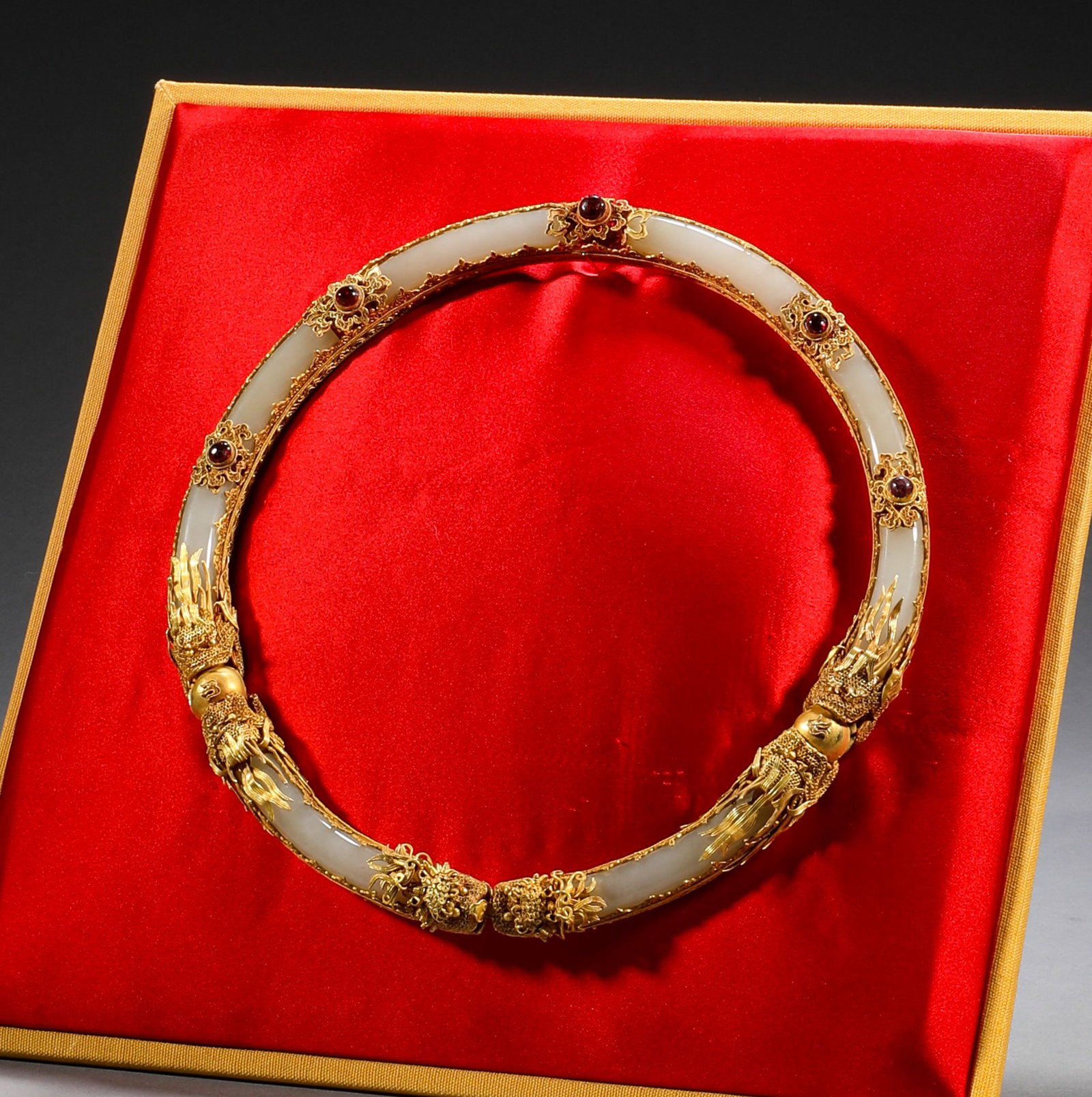 Qing Dynasty, pure gold bag Hetian jade collar: Diamter:18.5cm,Weight:239.5g
