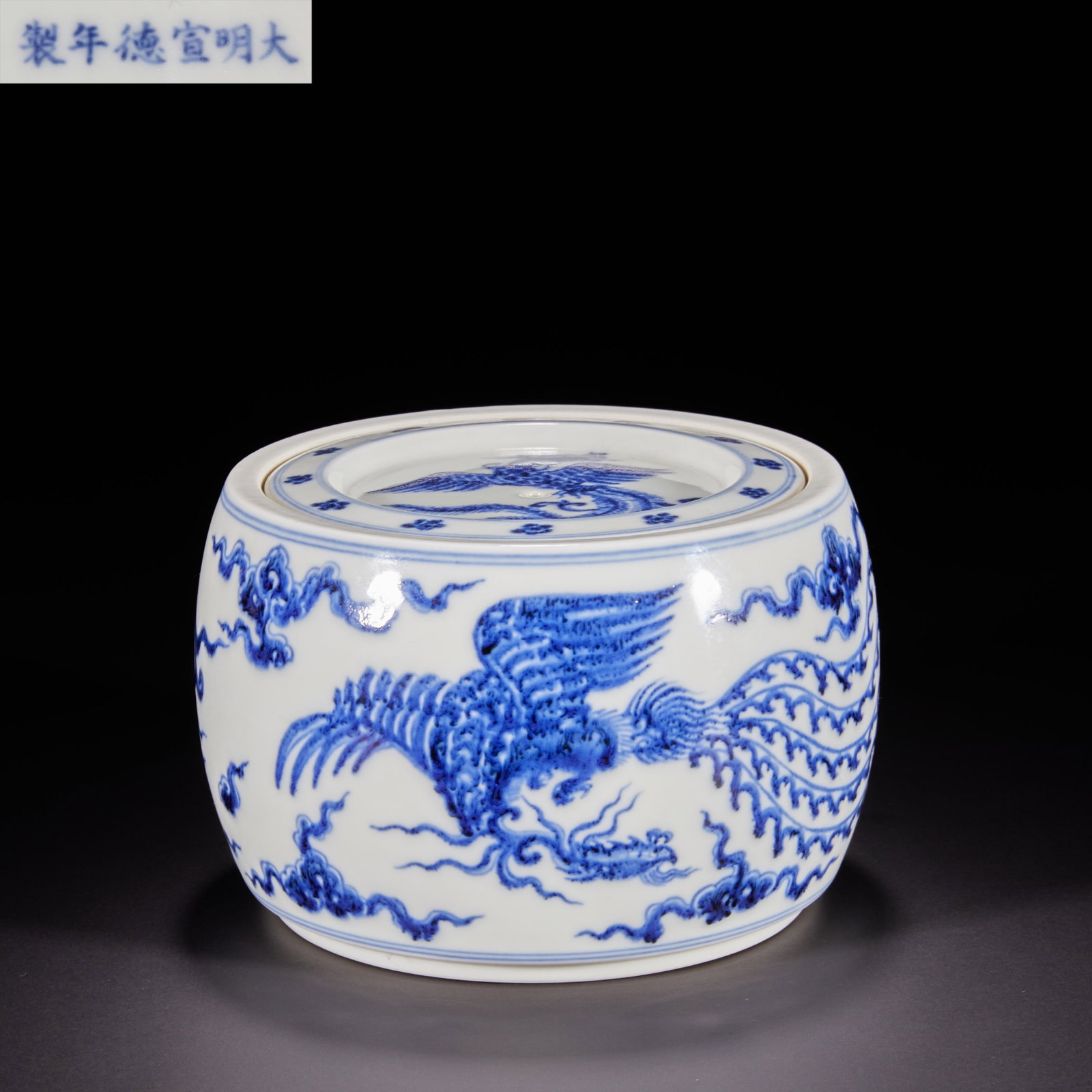 Ming Dynasty, Blue and Flower Phoenix Cricket Cans: H:9.6cm W:14cm