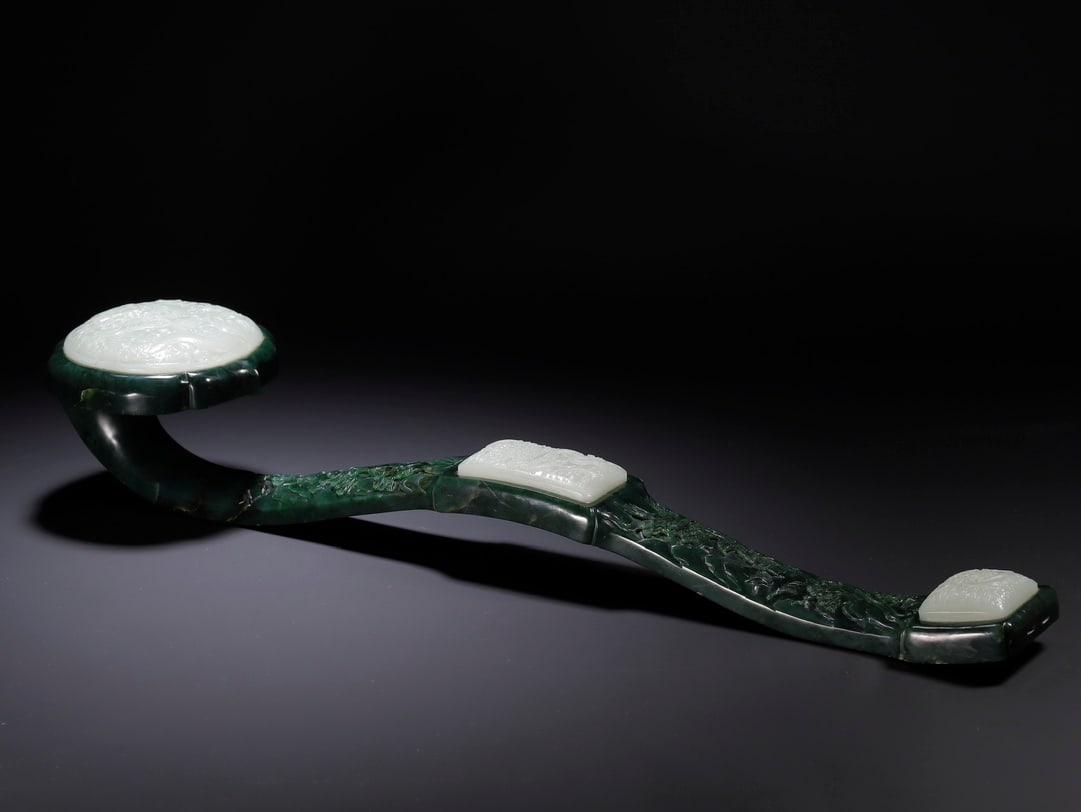 Hetian Jasper Inlaid in Qing Dynasty White Jade Ruyi: H 13cm W59 cm Weight2608 g