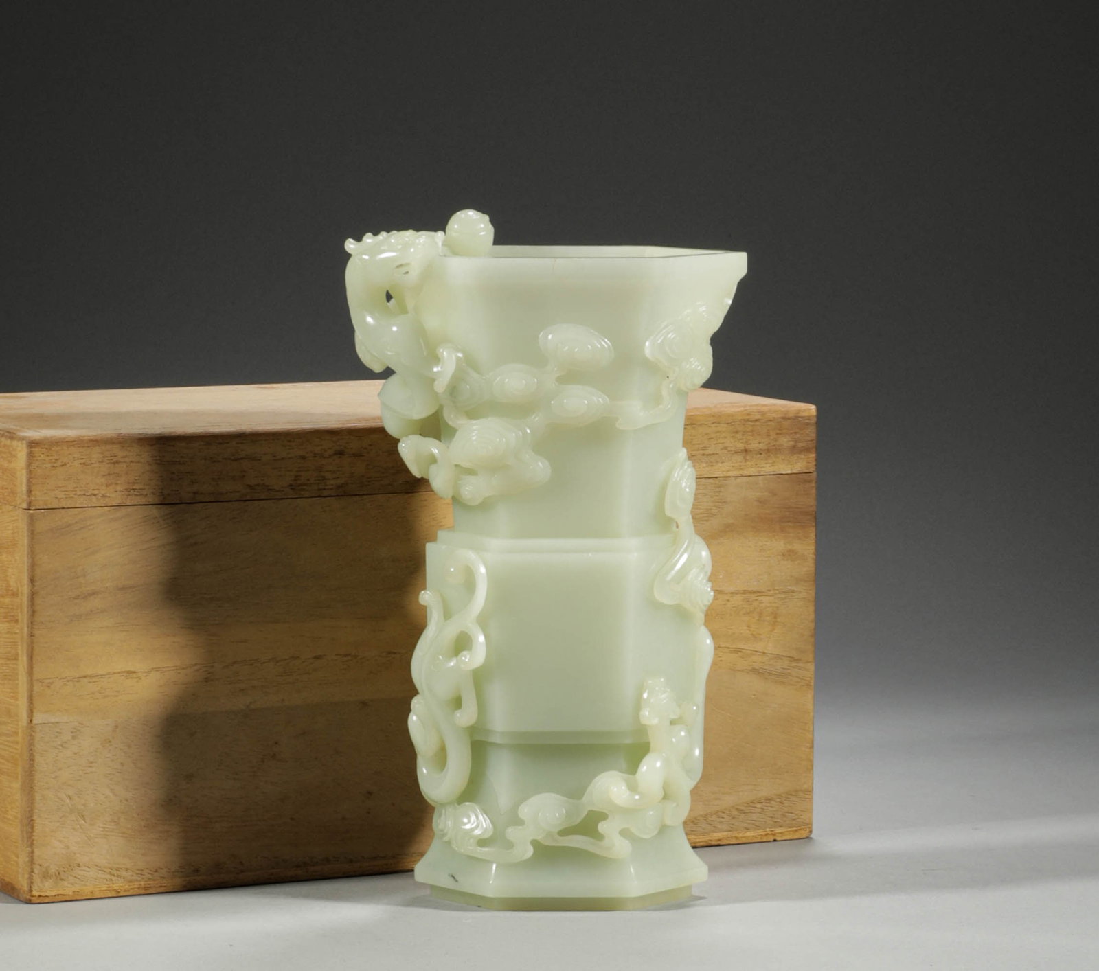 In the Qing Dynasty, Hetian Jade Chi Dragon Flower Gu: H:19.5cm,W:12cm,Weight:918g