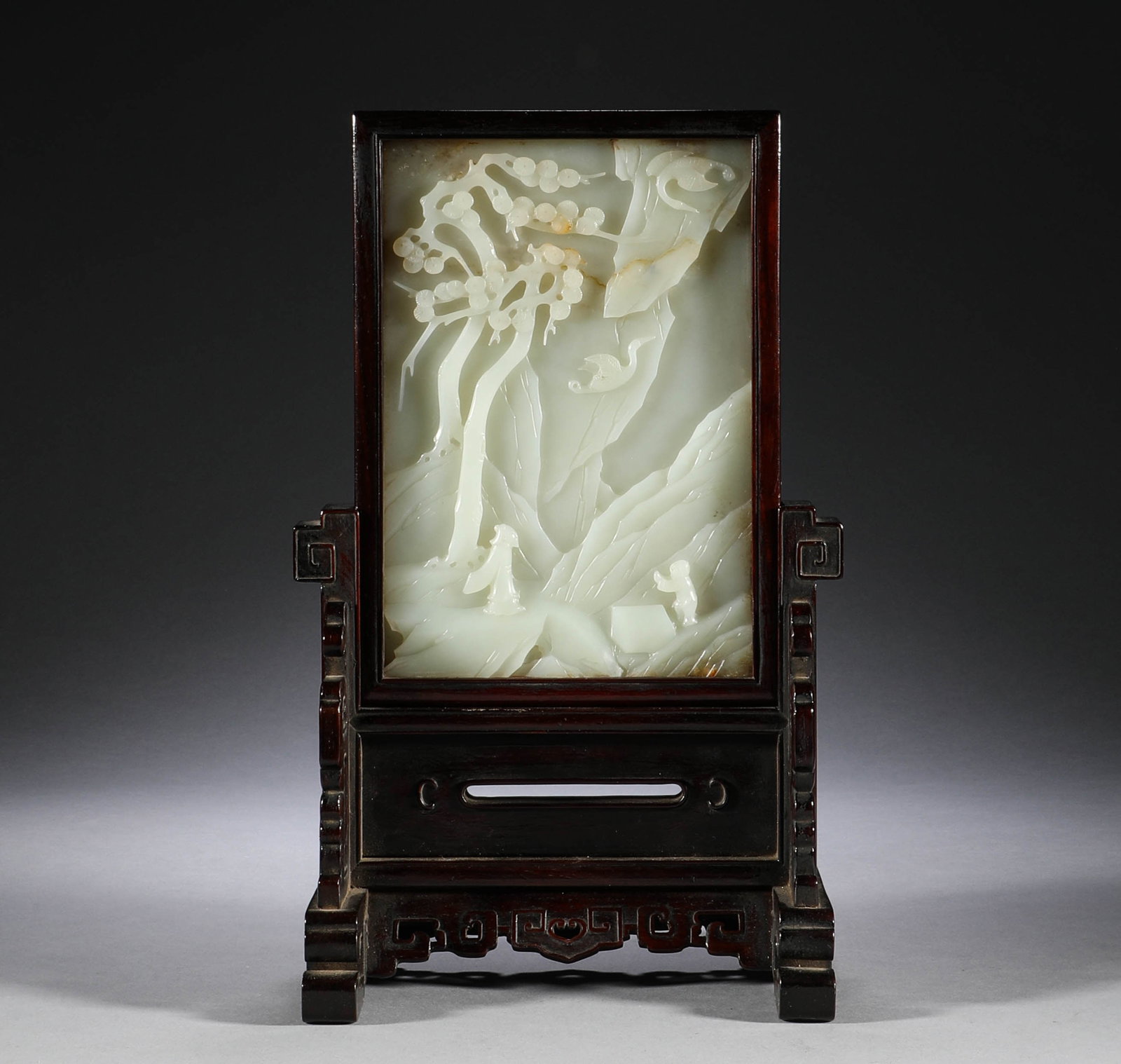 In the Qing Dynasty, the story of the character of the red sandalwood inlaid with Hetian jade was (1 of 7)