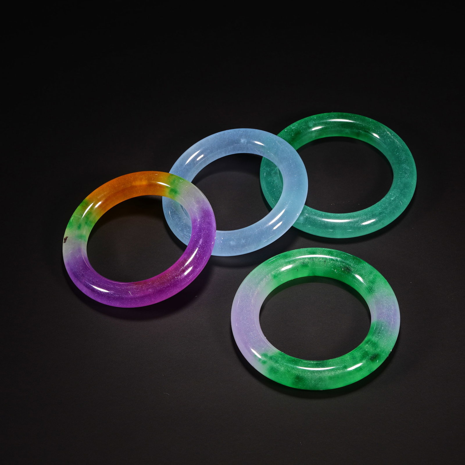 A set of Qing Dynasty jade bracelets: D5.8cm