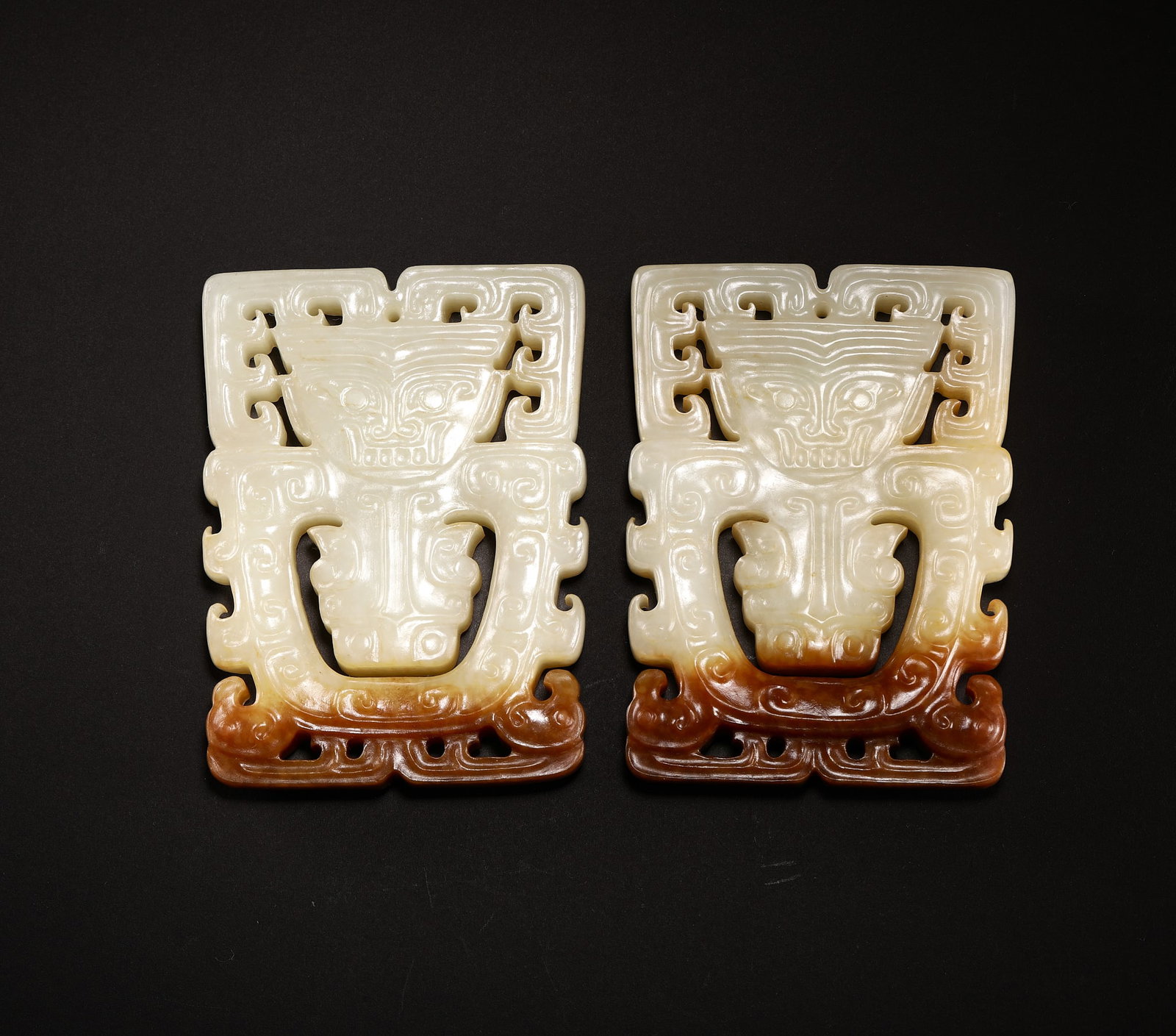 Before the Ming Dynasty, a pair of jade with human face and beast body patterns (1 of 20)