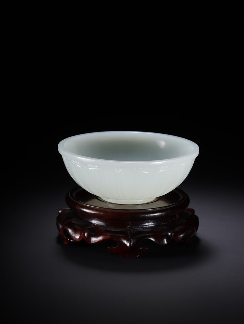 Qing Dynasty Hetian jade lotus petal pattern tea bowl (1 of 8)