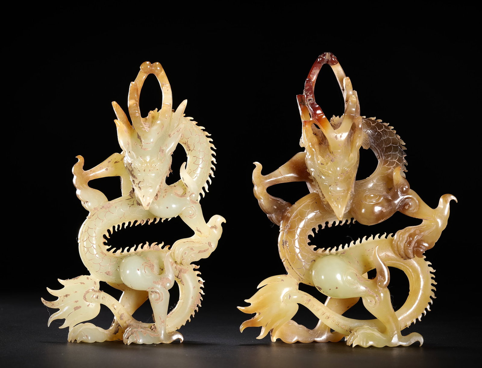 Before the Ming Dynasty, a pair of hetian jade upright dragons (1 of 20)