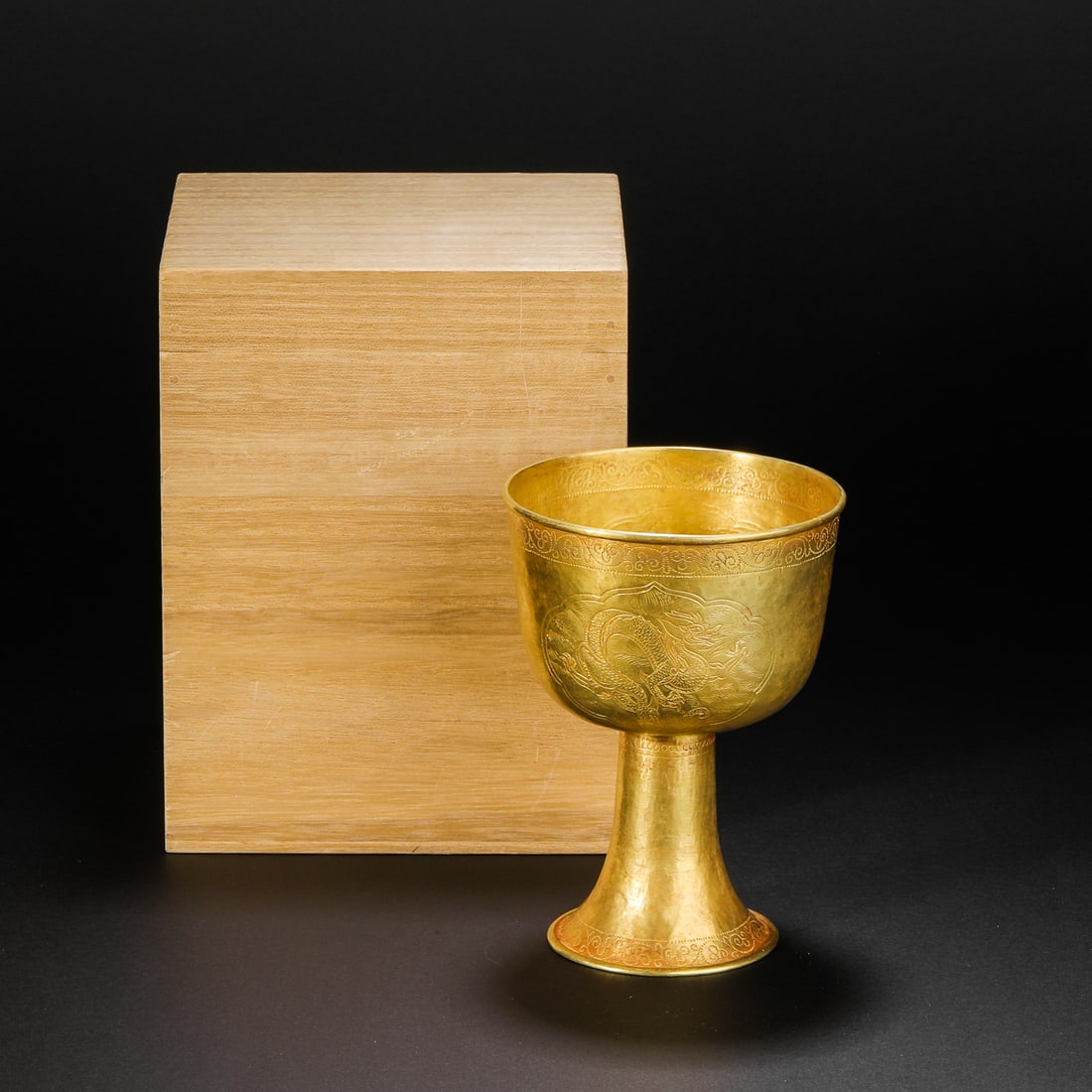 Before the Ming Dynasty gold dragon pattern cup: H12.5cm W9cm Weight187g