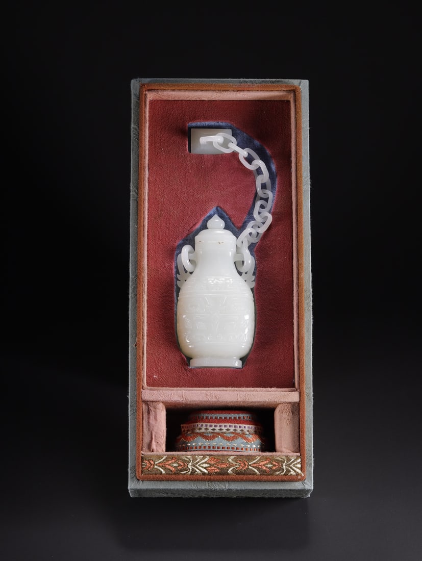 Qingda Hetian jade chain bottle (1 of 10)