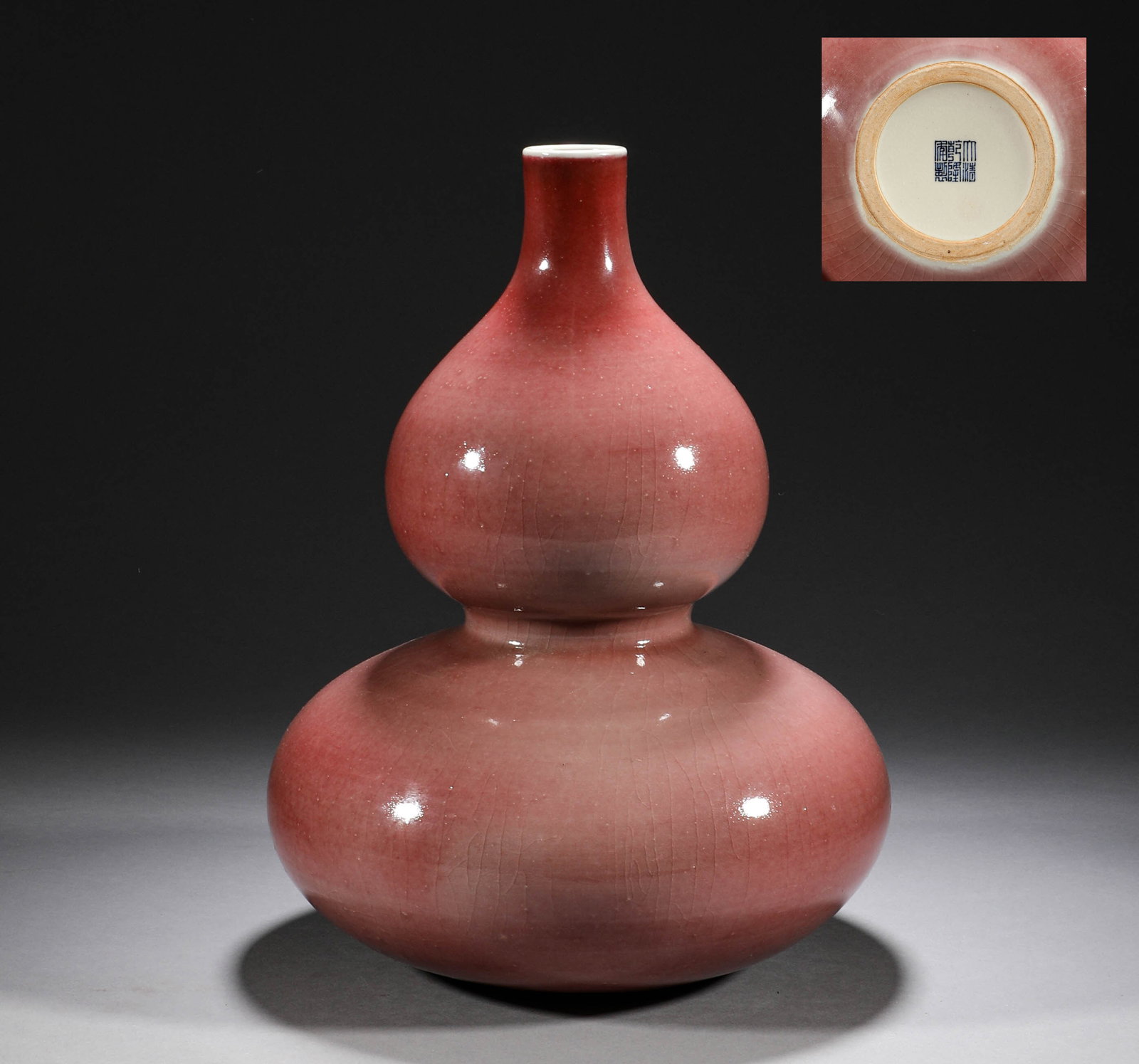 Qing Dynasty, monochromatic glaze gourd bottle (1 of 6)