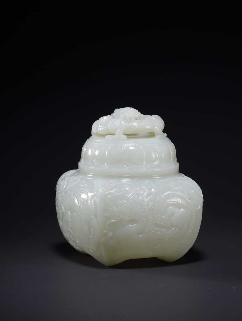 Hetian jade dragon pattern square furnace in Qing Dynasty: H10.6 cm W9.5 cm Weight325 g