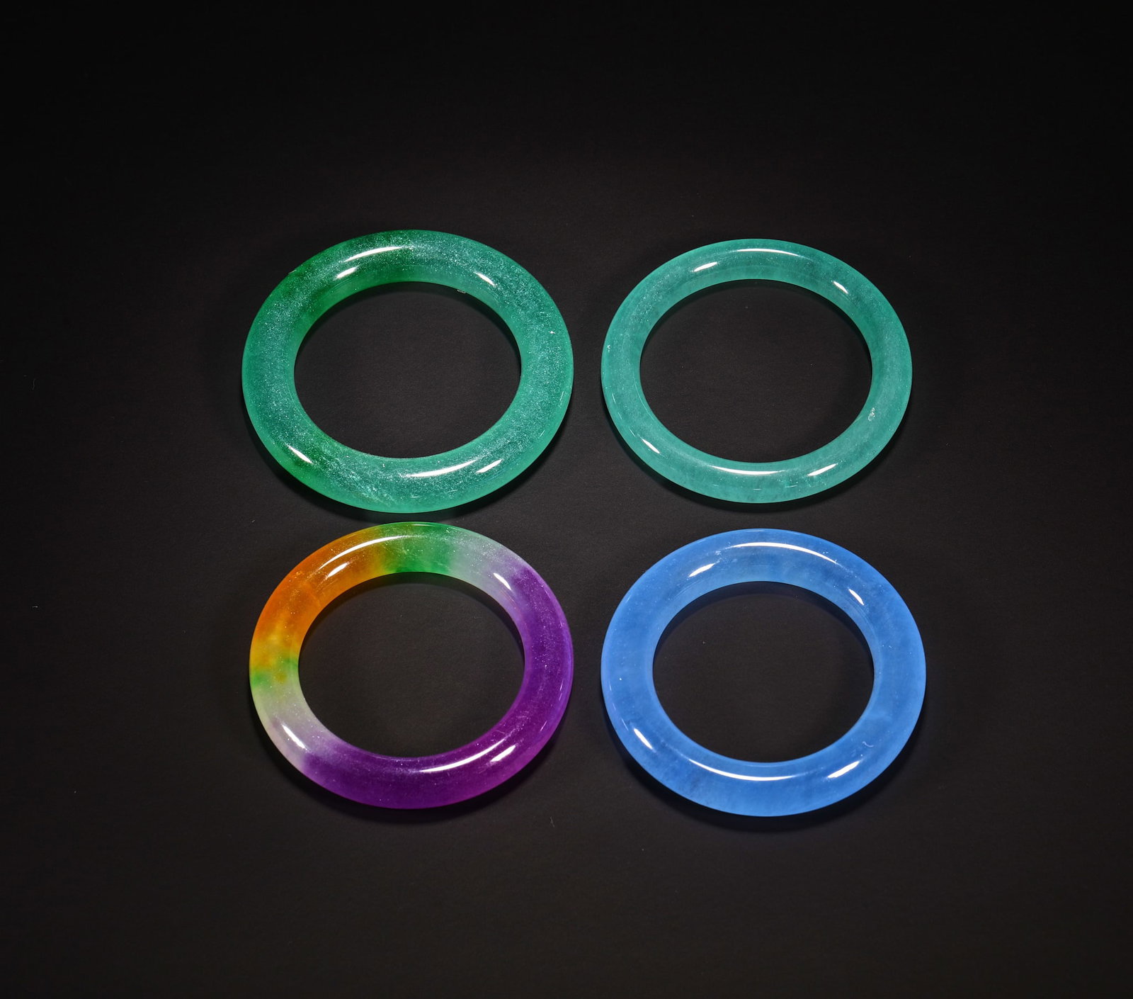 A set of Qing Dynasty jade bracelets: D5.8cm