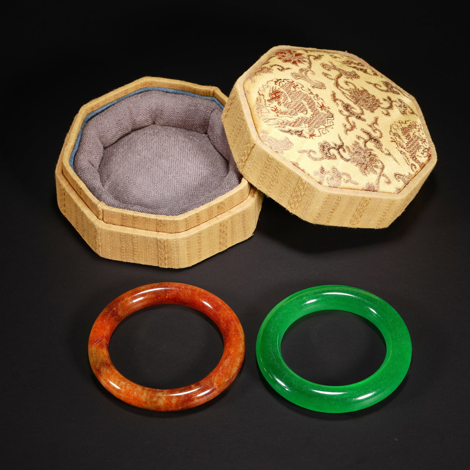 A set of Qing Dynasty jewelry bracelets: D5.8cm