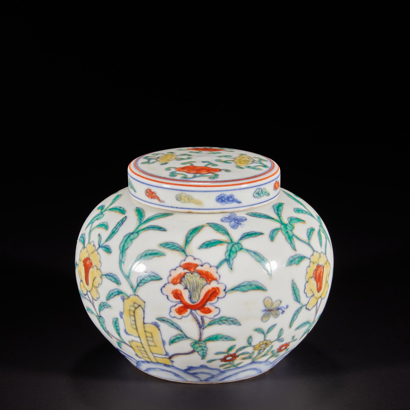 Ming Dynasty, Doucai Flower Pattern Cover Pot: H:10.8cm W:12.5cm