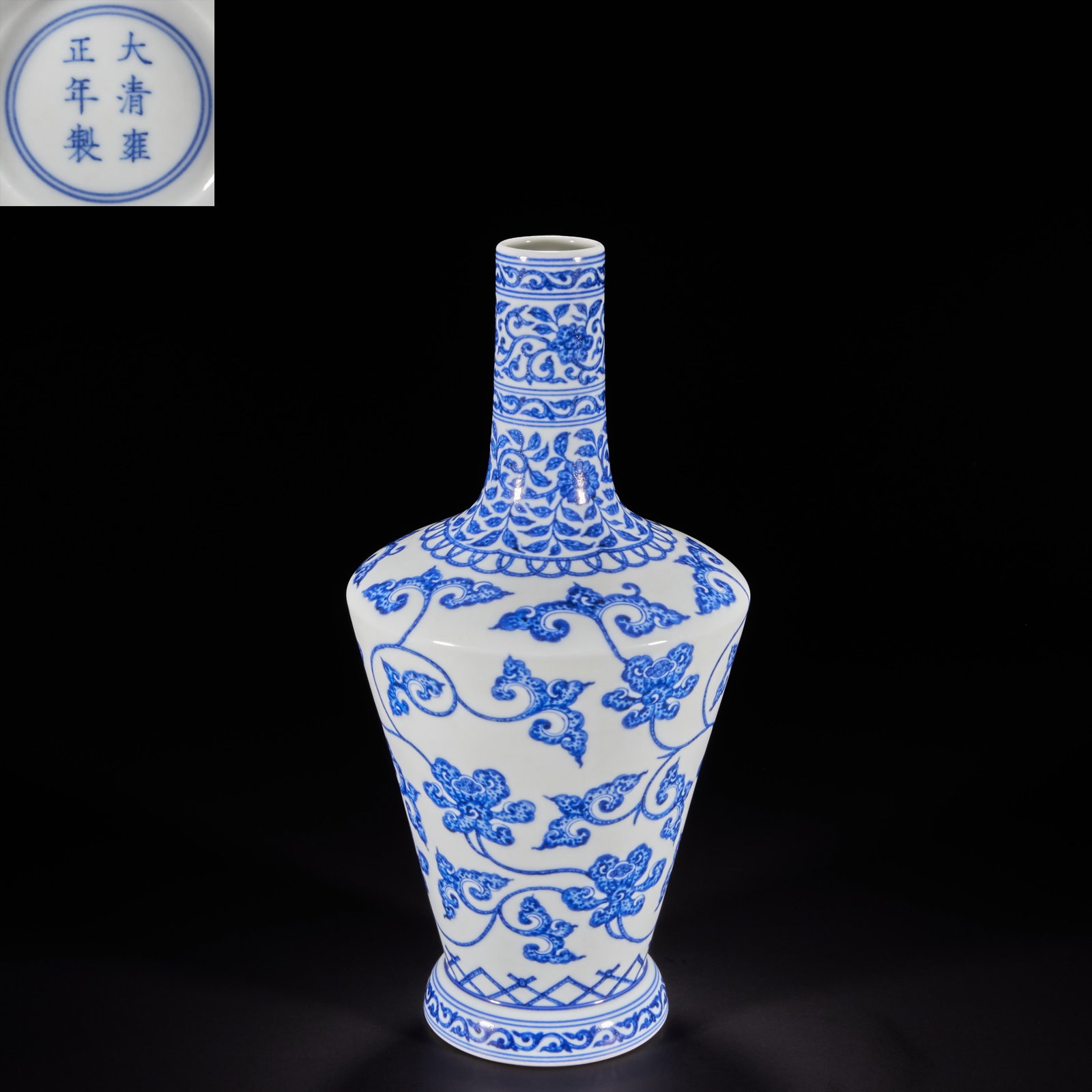 In the Qing Dynasty, the bottle with entangled branches was folded waist. (1 of 10)