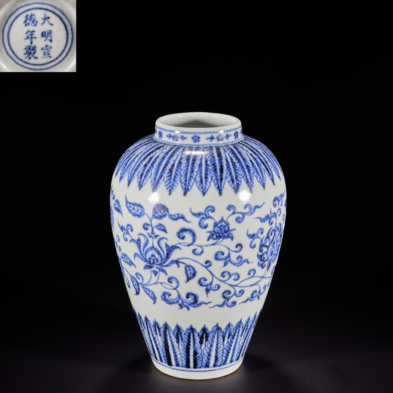 Ming Dynasty, wrapped branch pattern lantern bottle: H:24.2cm W:16cm