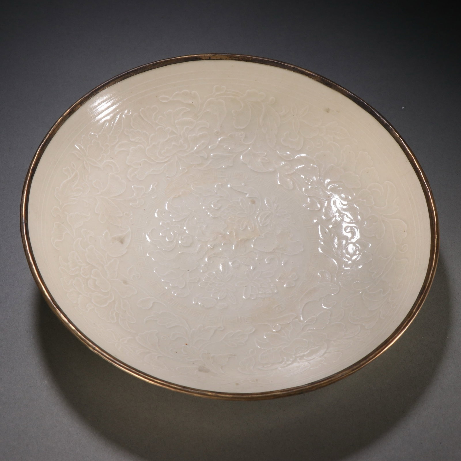Ming Dynasty before the kiln Silver-covered gold-plated plate: W23.7 cm