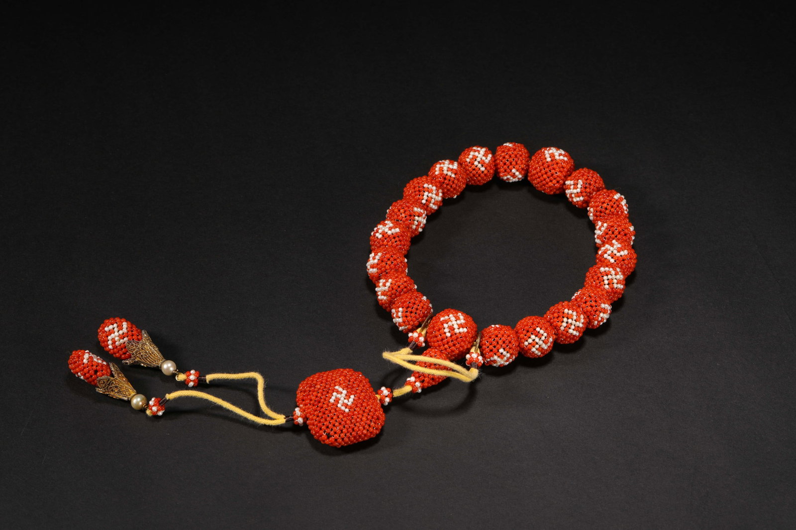 In the Qing Dynasty, rice beads were hand-held. (1 of 5)