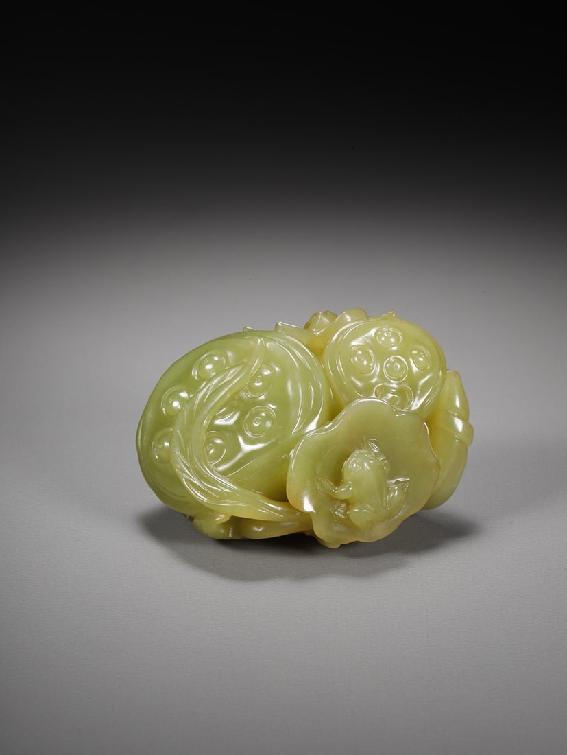 In the Qing Dynasty, Hotan topaz lotus canopy handle pieces,: H5.8 cm W3.5 cm Wight 96g