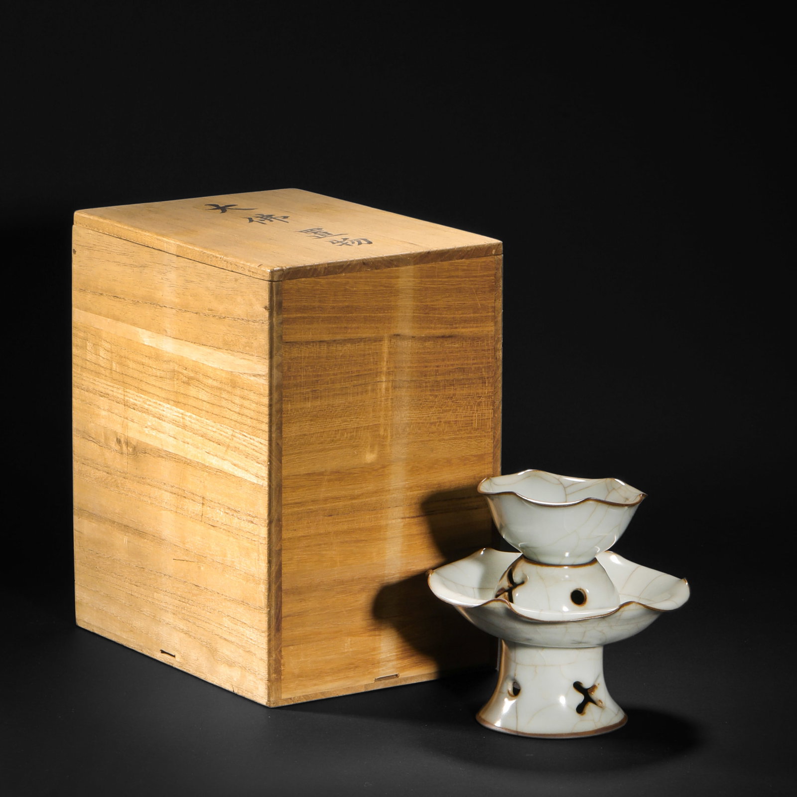 Before the Ming Dynasty, the Ge kiln tea lamp: H12.5cm W13cm