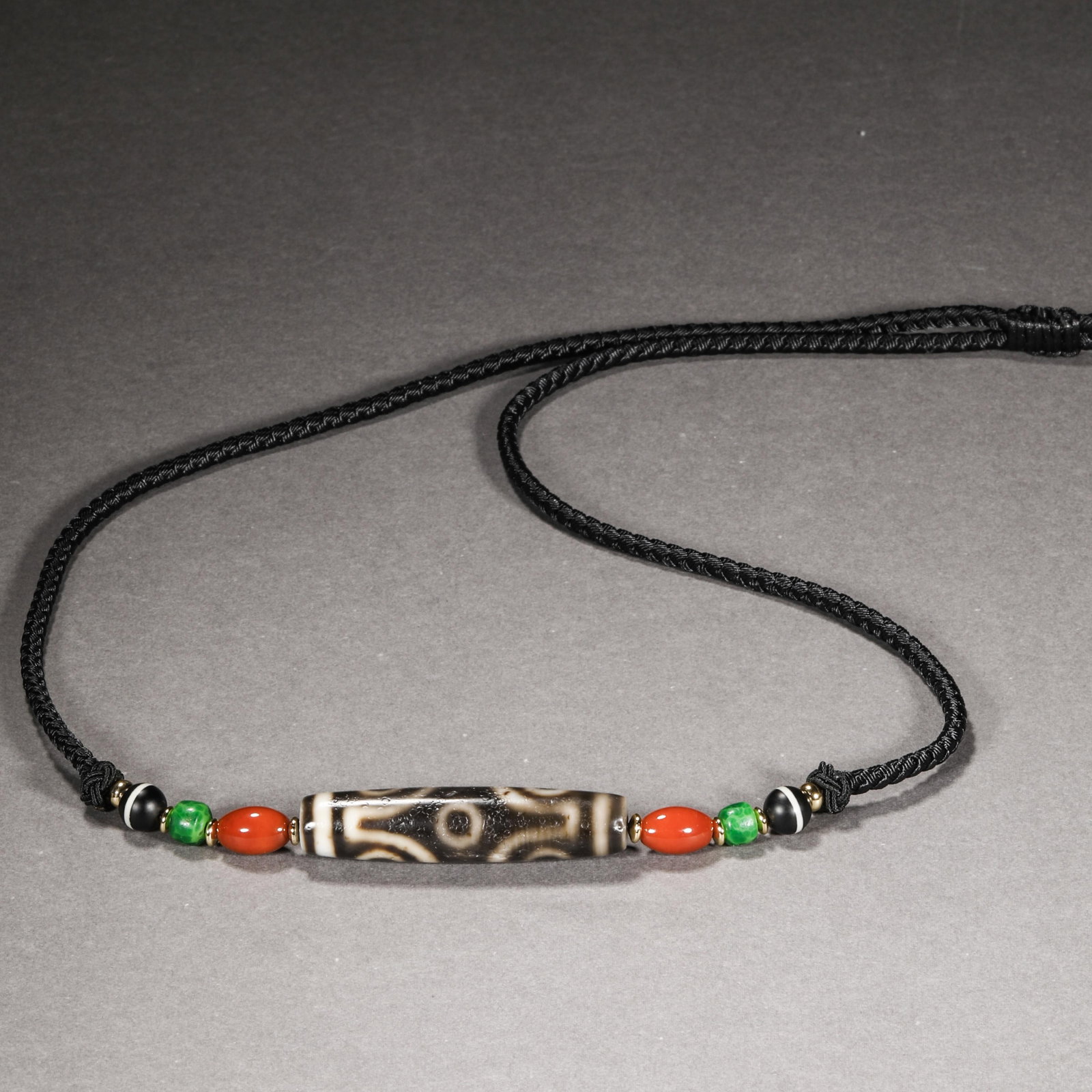 Before the Ming Dynasty to pure six-eyed beads: H5.5cm W1.3cm Wight25g