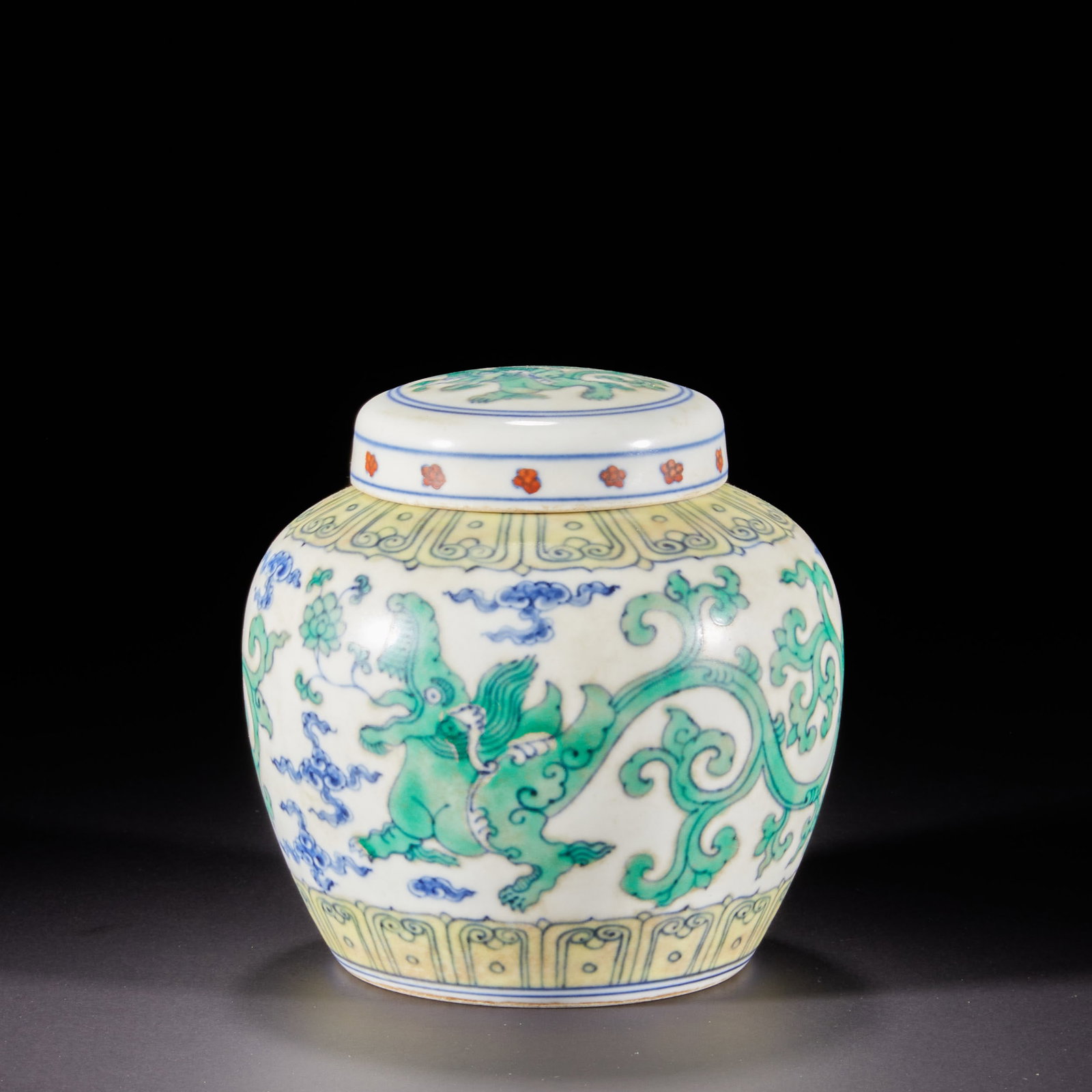 Ming Dynasty, fighting color dragon pattern cover jar: H:12cm W:12.5cm