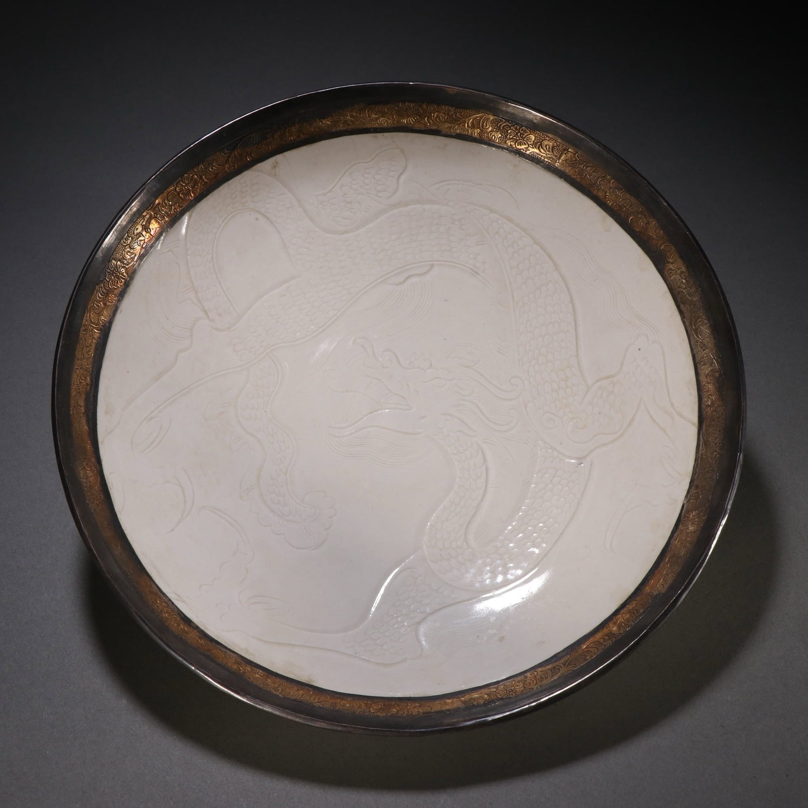 Before the Ming Dynasty, silver and gold were covered. Engraved Dragon Pattern Plate: W23.9 cm