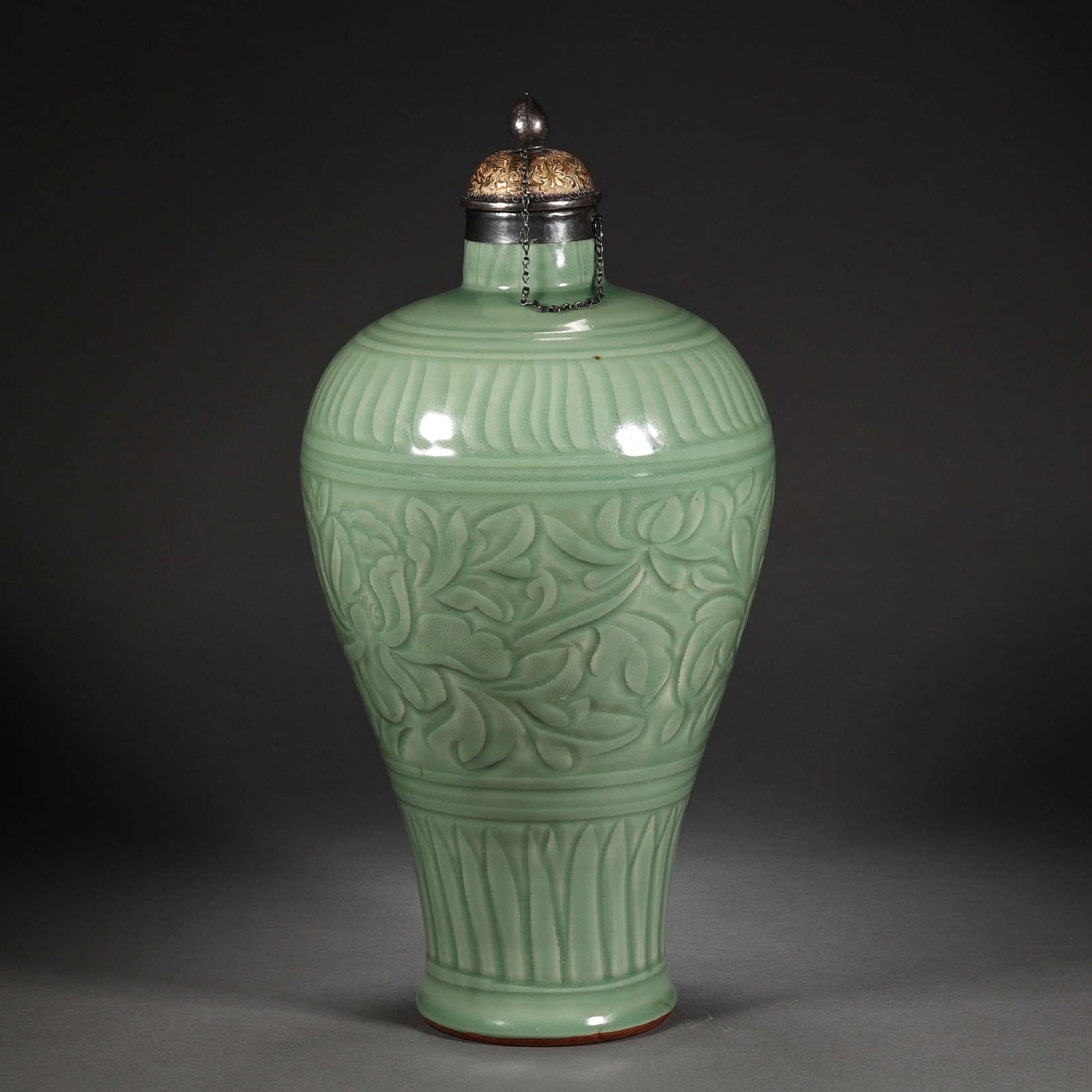 Before the Ming Dynasty celadon flower plum bottle (1 of 10)