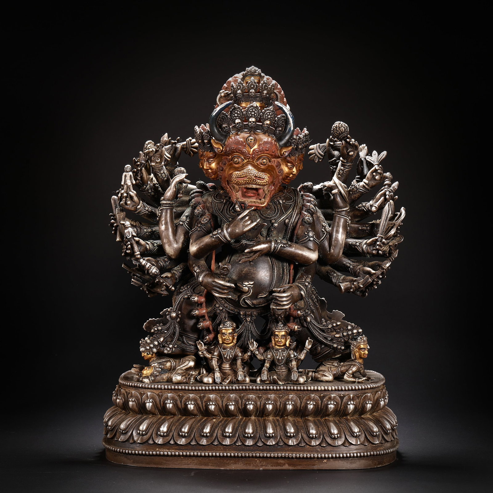 Qing Dynasty copper Daweide King Kong: H33cm W25cm