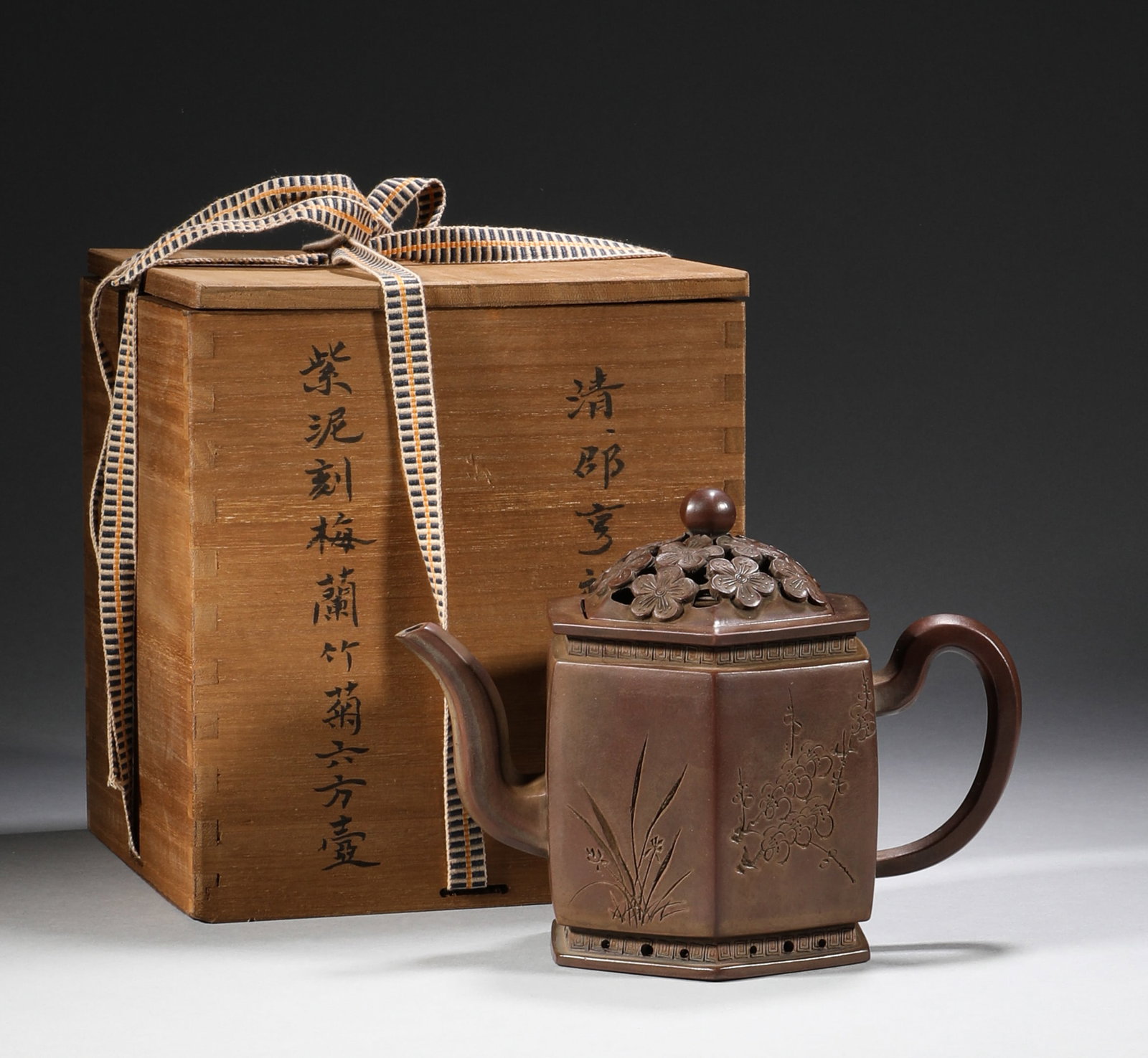 Shoutao type purple sand pot in Qing Dynasty: H14cm W13cm Wight446g
