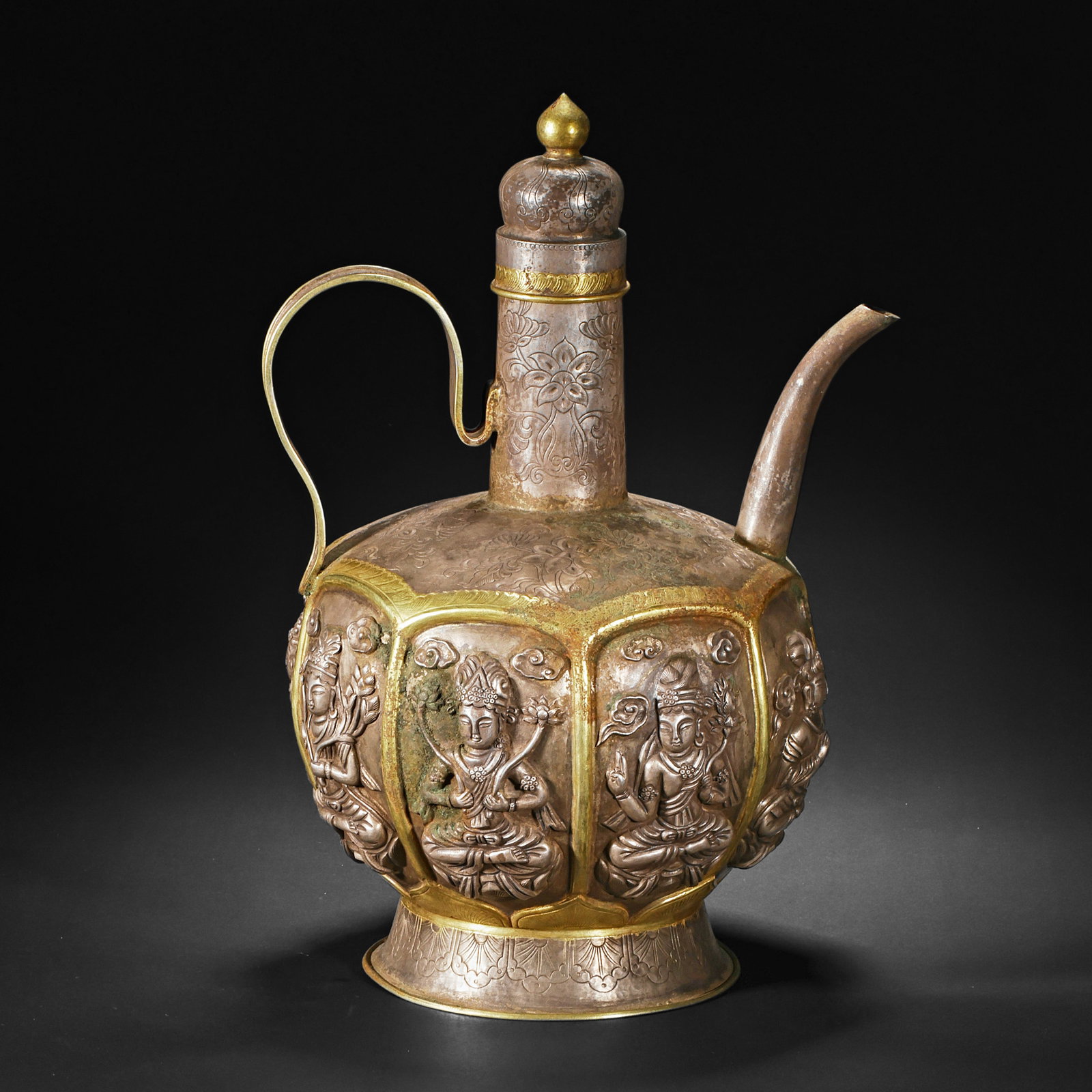 Before the Ming Dynasty, the eight bodhisattvas holding pots of silver gilt: H30cm W21cm Wight865g