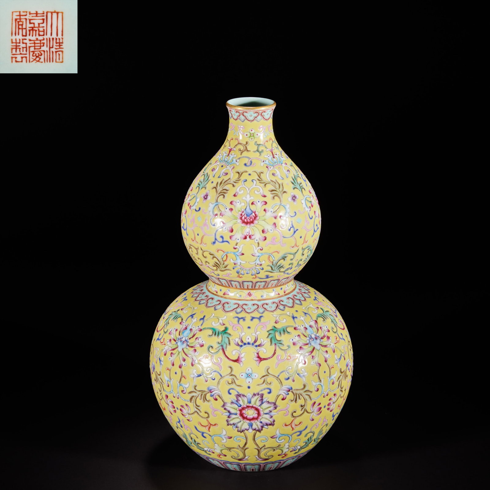 Qing Dynasty, yellow background pastel flower pattern gourd bottle: H:29.8cm W:16.5cm