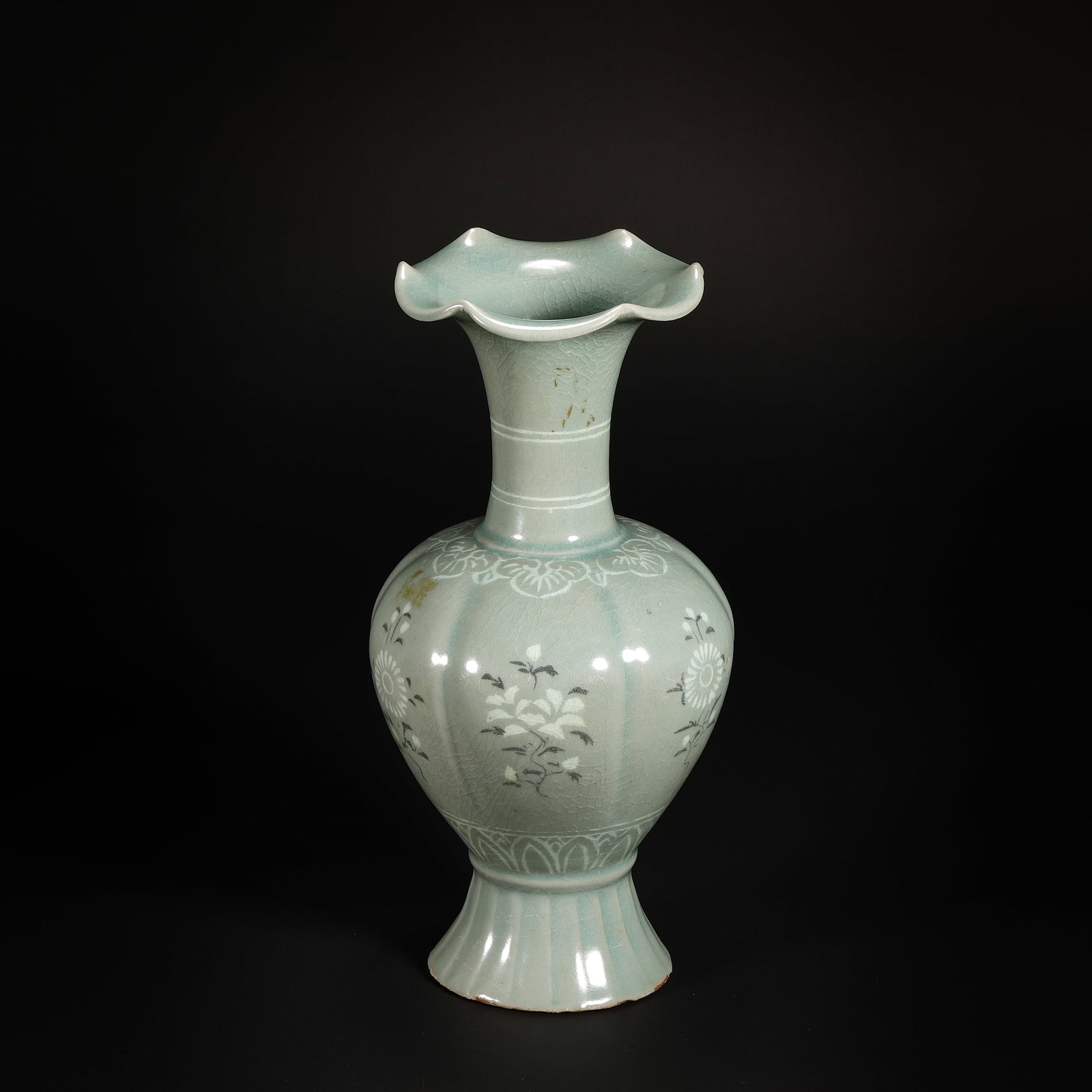 Koryo porcelain vase before the Ming Dynasty (1 of 11)