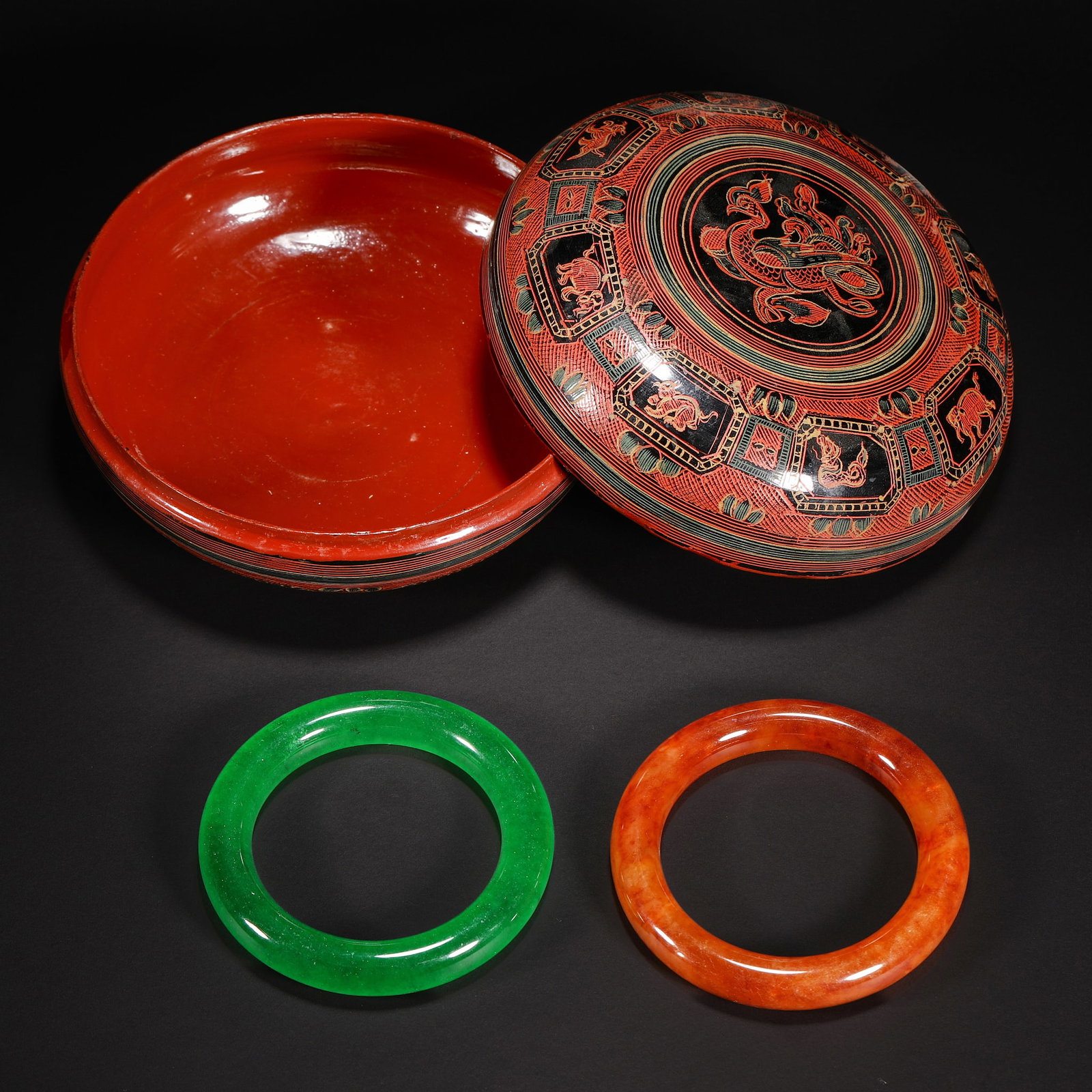 A set of Qing Dynasty jade bracelets: D5.8cm