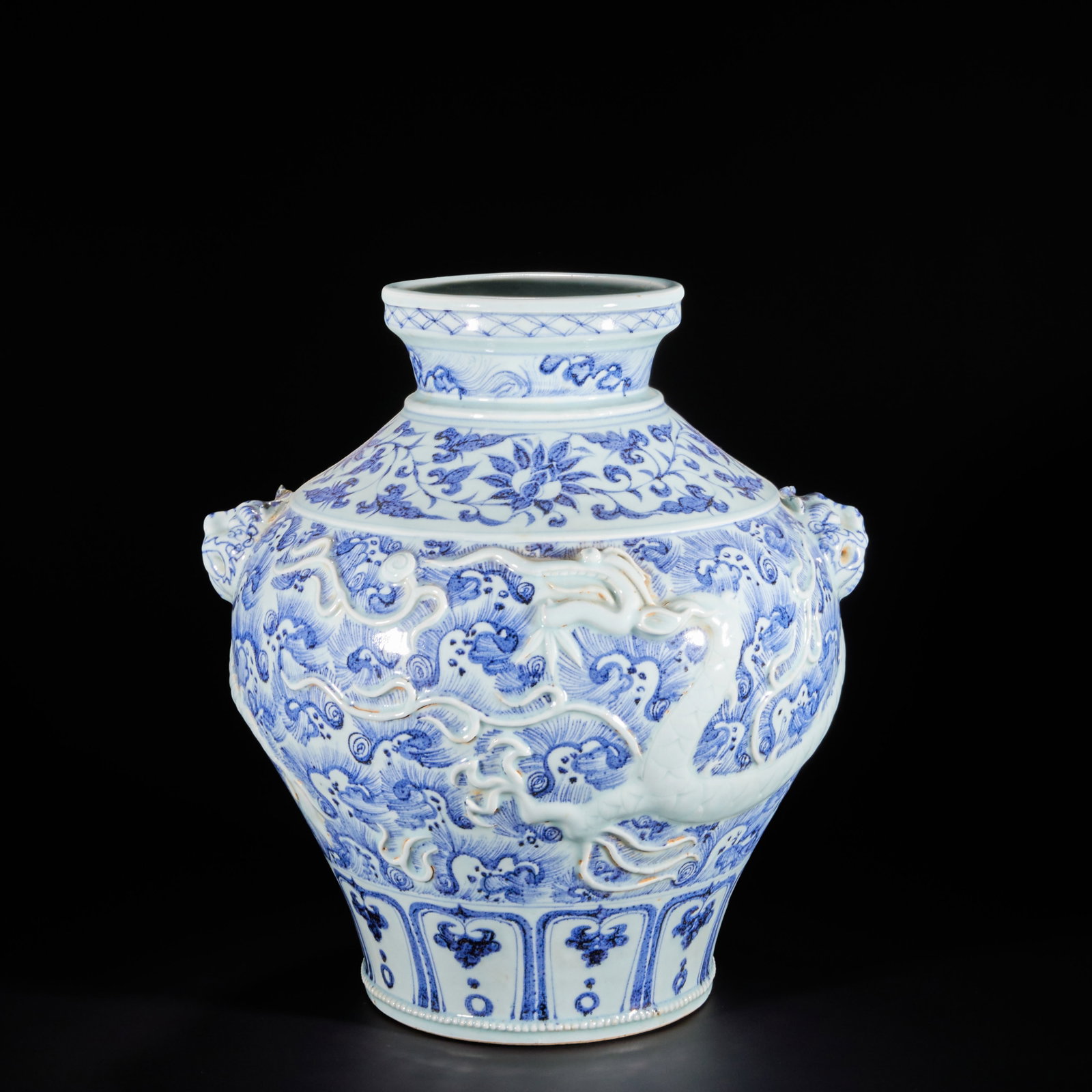 Ming Dynasty, Blue and Flower Dragon Pattern Double Beast Ear Big Pot (1 of 16)