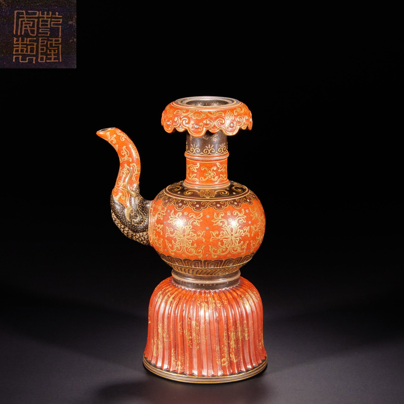 Qing Dynasty, red background gold flower pattern holding pot: H:18.5cm W:11cm