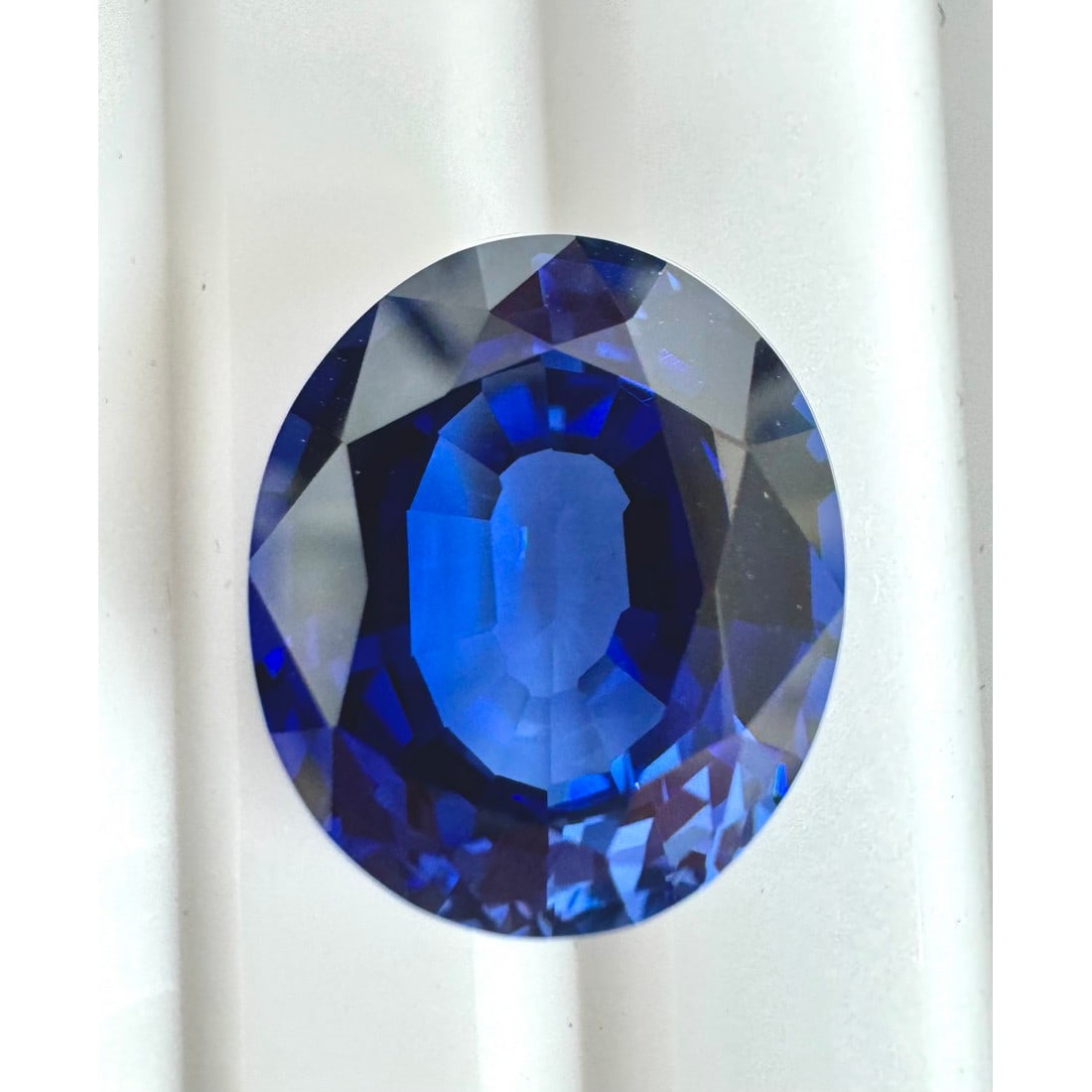 13.79 ct. (IGI) Oval Mixed Cut Lab Grown Blue Sapphire: Click here to view Certificate Report IGI Graded Gemstone Type: Blue Sapphire (Lab Grown) Cut Shape: Oval Mixed Measurement (Appro.)