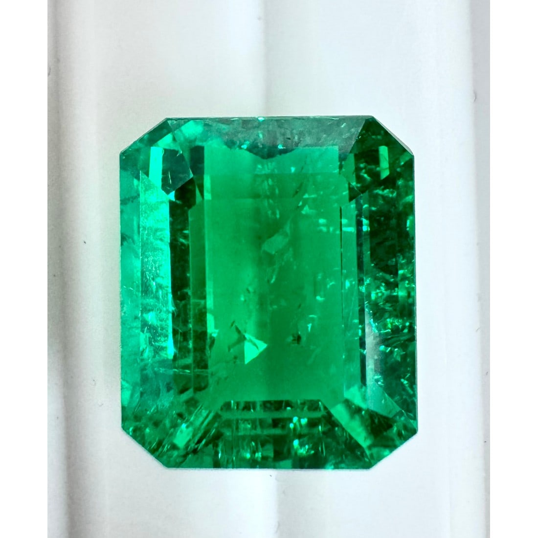 12.77 ct. (IGI) Emerald Cut Lab Grown Columbian Emerald: Click here to view Certificate Report IGI Graded Gemstone Type: Columbian Emerald (Lab Grown) Cut Shape: Emerald Measurement (Appro.