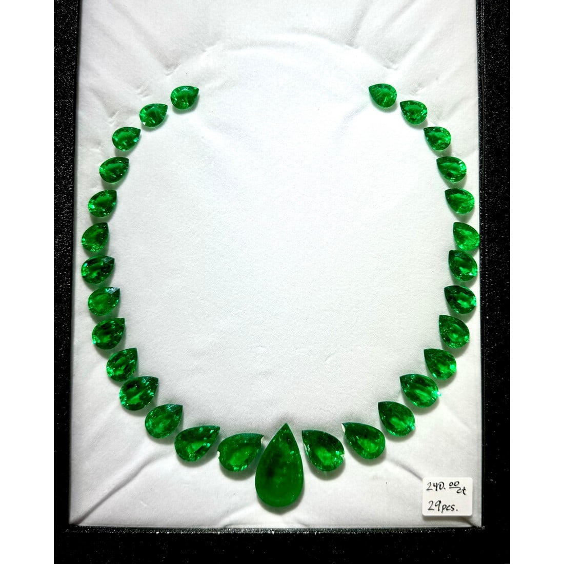 Set of 29 Lab Grown Columbian Emerald Layout: Gemstone Type: Columbian Emerald (Lab Grown) Cut Shape: Pear Measurement (Appro.): 10x13mm ~ 20x33mm Total no. of Lab Gemstones: 29 Total Carat Weight (Appro): 240 This labgrown gemstone set