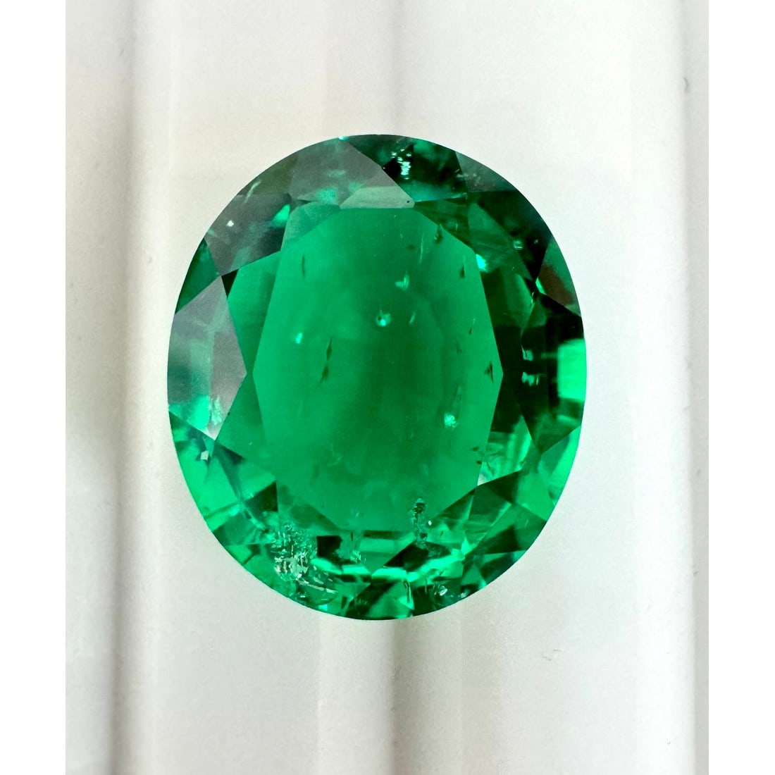 8.63 ct. (IGI) Oval Mixed Cut Lab Grown Columbian Emerald: Click here to view Certificate Report IGI Graded Gemstone Type: Columbian Emerald (Lab Grown) Cut Shape: Oval Mixed Measurement (App